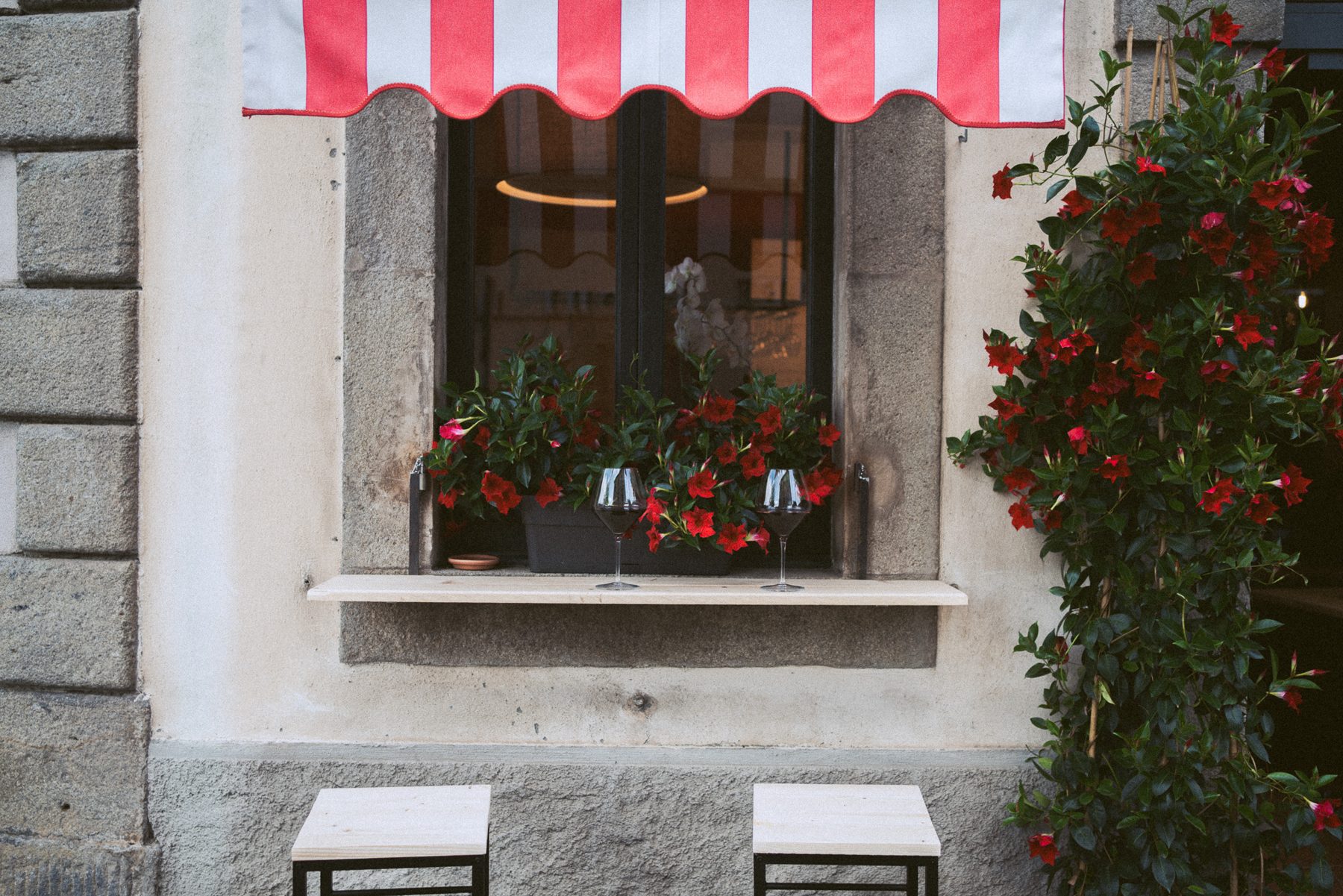 La finestra di Filari con la tenda a righe e i fiori